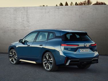 BMW iX I (I20) فيس ليفت، دفع رباعي 5 أبواب — منظر خلفي بزاوية ثلاثة أرباع