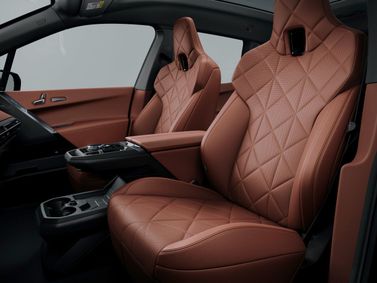 BMW iX I (I20) فيس ليفت، دفع رباعي 5 أبواب — المقاعد الأمامية