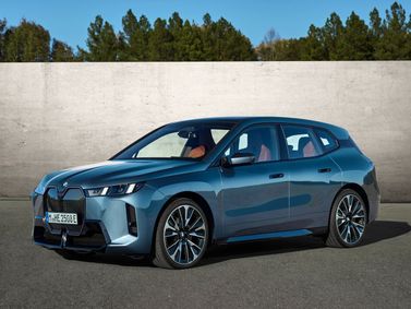 BMW iX I (I20) فيس ليفت، دفع رباعي 5 أبواب — منظر أمامي أيسر