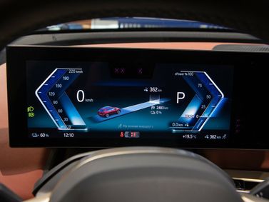 BMW iX I (I20)، دفع رباعي 5 أبواب — لوحة العدادات
