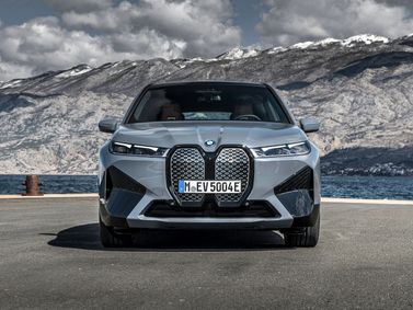 BMW iX I (I20)، دفع رباعي 5 أبواب — منظر أمامي