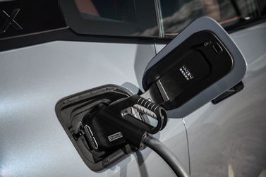 BMW iX I (I20)، دفع رباعي 5 أبواب — منظر عام للسيارة