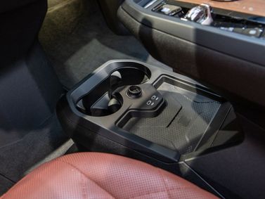 BMW iX I (I20)، دفع رباعي 5 أبواب — الكونسول الوسطي