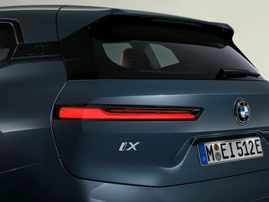 BMW iX I (I20) فيس ليفت، دفع رباعي 5 أبواب — الجزء الخلفي من السيارة عن قرب