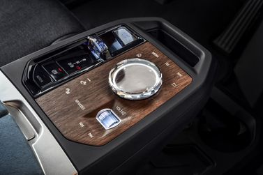 BMW iX I (I20)، دفع رباعي 5 أبواب — الكونسول الوسطي