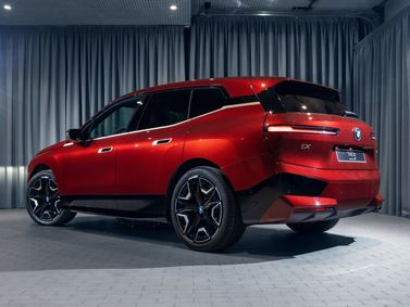 BMW iX I (I20)، دفع رباعي 5 أبواب — منظر خلفي بزاوية ثلاثة أرباع