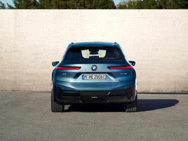 BMW iX I (I20) فيس ليفت، دفع رباعي 5 أبواب — منظر خلفي