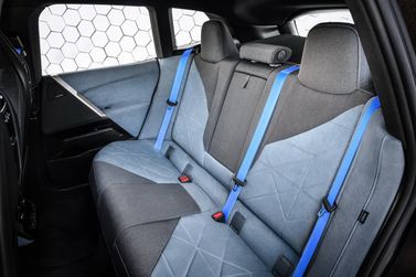 BMW iX I (I20)، دفع رباعي 5 أبواب — المقاعد الخلفية