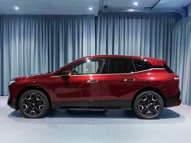 BMW iX I (I20)، دفع رباعي 5 أبواب — منظر من الجانب الأيمن