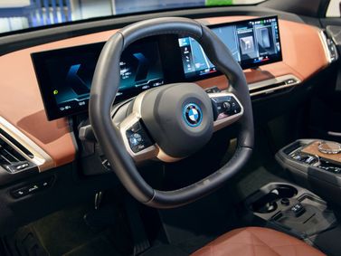 BMW iX I (I20)، دفع رباعي 5 أبواب — منطقة السائق