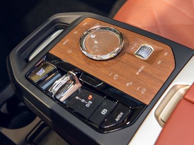 BMW iX I (I20)، دفع رباعي 5 أبواب — الكونسول الوسطي