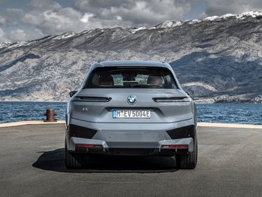 BMW iX I (I20)، دفع رباعي 5 أبواب — منظر خلفي