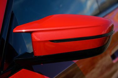 BMW M2 G87، كوبيه — مرآة جانبية
