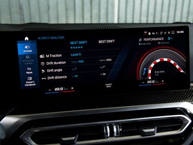 BMW M2 G87، كوبيه — شاشة نظام المعلومات والترفيه