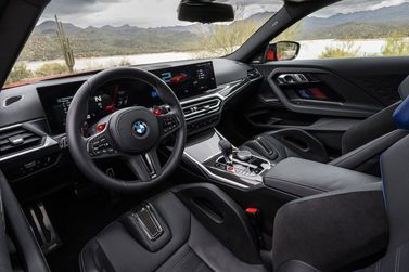 BMW M2 G87، كوبيه — منطقة السائق