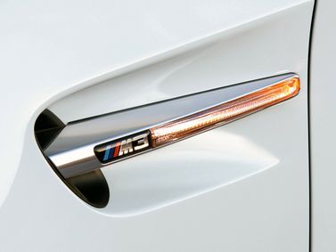 BMW M3 IV (E90)، قابلة للتحويل — شعار السيارة واسم الطراز