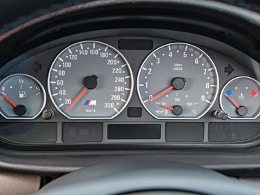BMW M3 III (E46)، قابلة للتحويل — لوحة العدادات