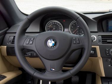 BMW M3 IV (E90)، كوبيه — عجلة القيادة