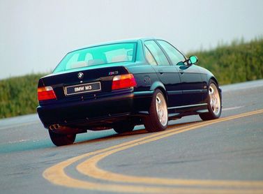 BMW M3 II (E36)، سيدان — منظر خلفي أيمن