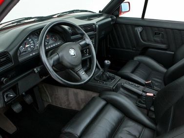 BMW M3 I (E30)، قابلة للتحويل — منطقة السائق