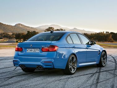 BMW M3 V (F80)، سيدان — منظر خلفي أيمن