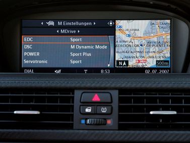 BMW M3 IV (E90)، سيدان — شاشة نظام المعلومات والترفيه