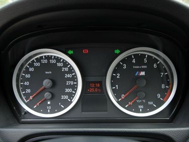 BMW M3 IV (E90)، سيدان — لوحة العدادات