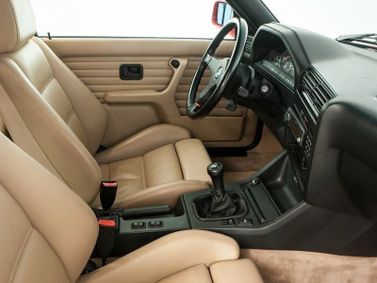 BMW M3 I (E30)، كوبيه — منطقة السائق