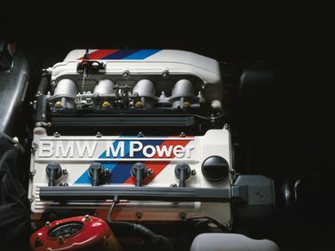 BMW M3 I (E30)، كوبيه — حجرة المحرك