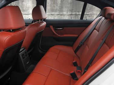 BMW M3 IV (E90)، سيدان — المقاعد الخلفية
