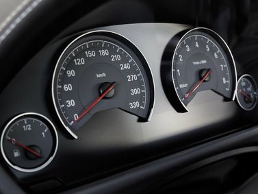 BMW M3 V (F80)، سيدان — لوحة العدادات