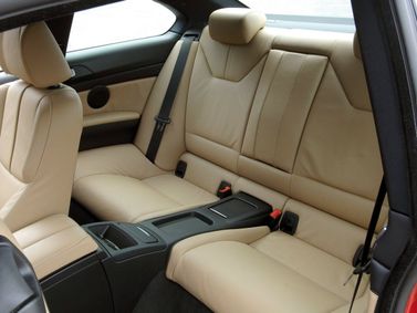 BMW M3 IV (E90)، كوبيه — المقاعد الخلفية
