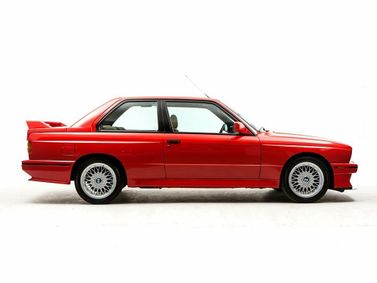 BMW M3 I (E30)، كوبيه — منظر من الجانب الأيمن
