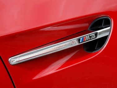 BMW M3 IV (E90)، كوبيه — شعار السيارة واسم الطراز