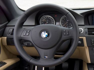 BMW M3 IV (E90)، سيدان — عجلة القيادة