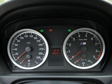 BMW M3 IV (E90)، كوبيه — لوحة العدادات