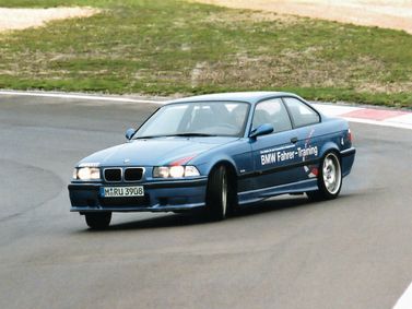 BMW M3 II (E36)، كوبيه — منظر أمامي أيسر
