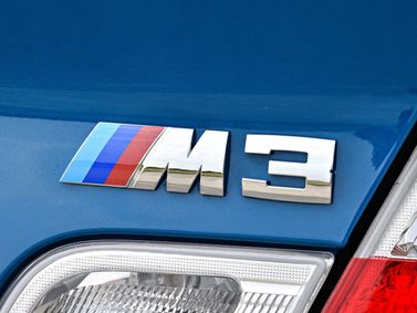 BMW M3 III (E46)، قابلة للتحويل — شعار السيارة واسم الطراز