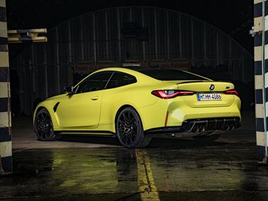 BMW M4 G82/G83، كوبيه — منظر خلفي بزاوية ثلاثة أرباع