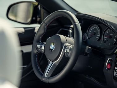 BMW M4 عملية فيس ليفت F82/F83، قابلة للتحويل — عجلة القيادة