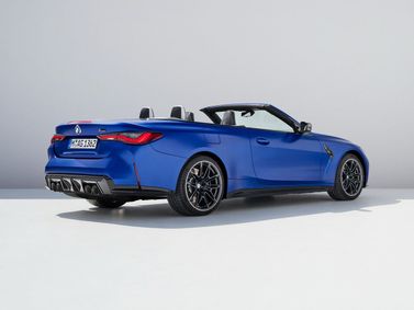 BMW M4 G82/G83، قابلة للتحويل — منظر خلفي بزاوية ثلاثة أرباع