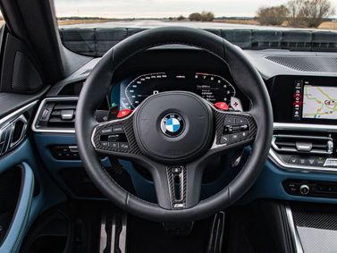BMW M4 G82/G83، كوبيه — منطقة السائق
