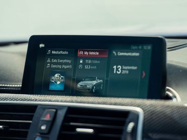 BMW M4 عملية فيس ليفت F82/F83، قابلة للتحويل — شاشة نظام المعلومات والترفيه