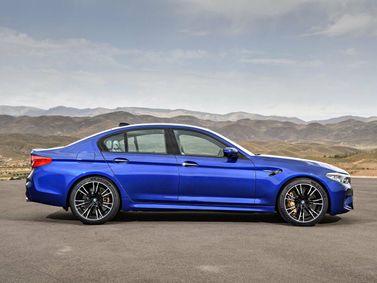 BMW M5 السادس (F90)، سيدان — منظر من الجانب الأيمن