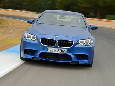 BMW M5 عملية فيس ليفت V (F10)، سيدان — منظر أمامي