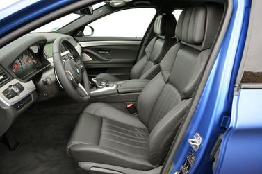 BMW M5 عملية فيس ليفت V (F10)، سيدان — منطقة السائق