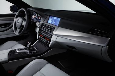 BMW M5 V (F10)، سيدان — لوحة القيادة