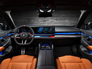 BMW M5 سابعاً (G90)، سيدان — لوحة القيادة
