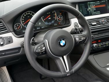 BMW M5 عملية فيس ليفت V (F10)، سيدان — عجلة القيادة