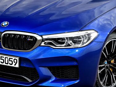 BMW M5 السادس (F90)، سيدان — منظر أمامي أيمن